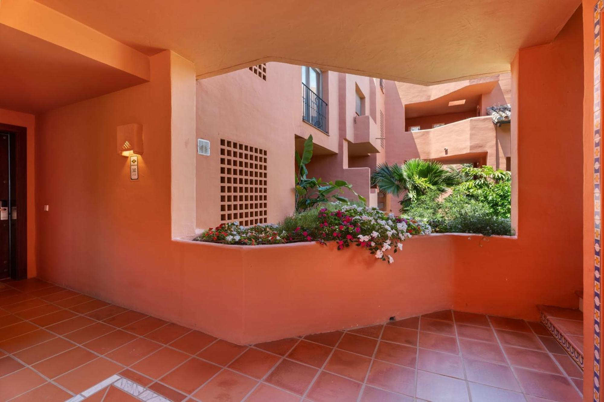 Exclusive 1 Line In With Panoramic Views Apartment *
