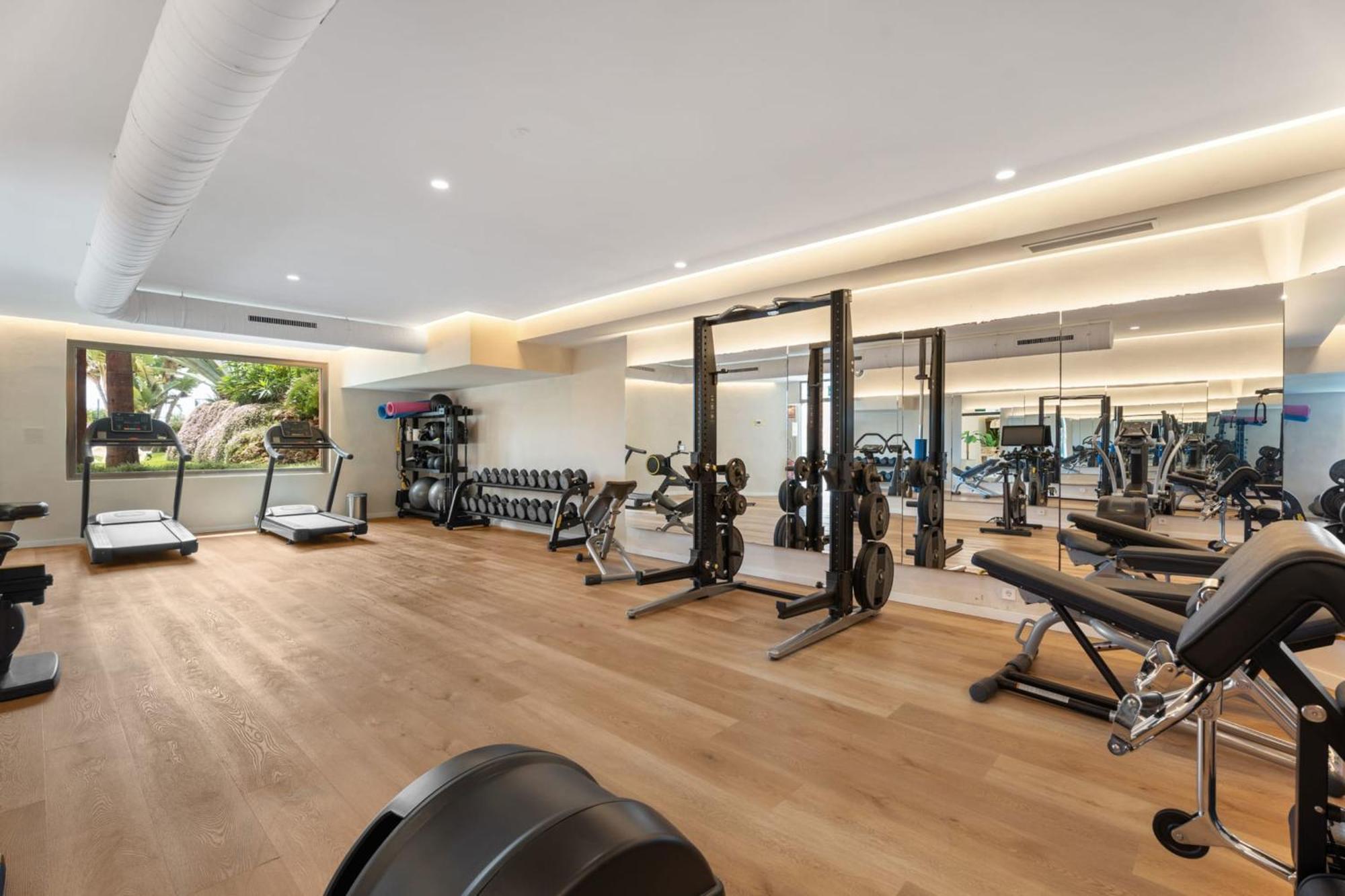 Exclusive 1 Line In With Panoramic Views Apartment *