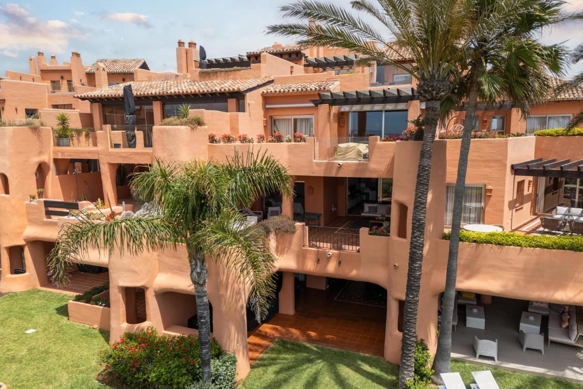 Apartment Exclusive 1 Line In With Panoramic Views *