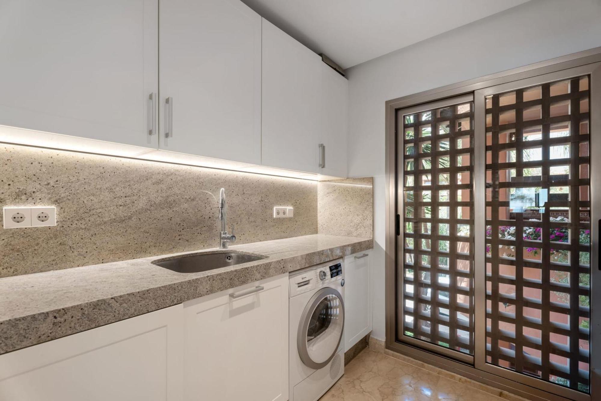 Exclusive 1 Line In With Panoramic Views Apartment