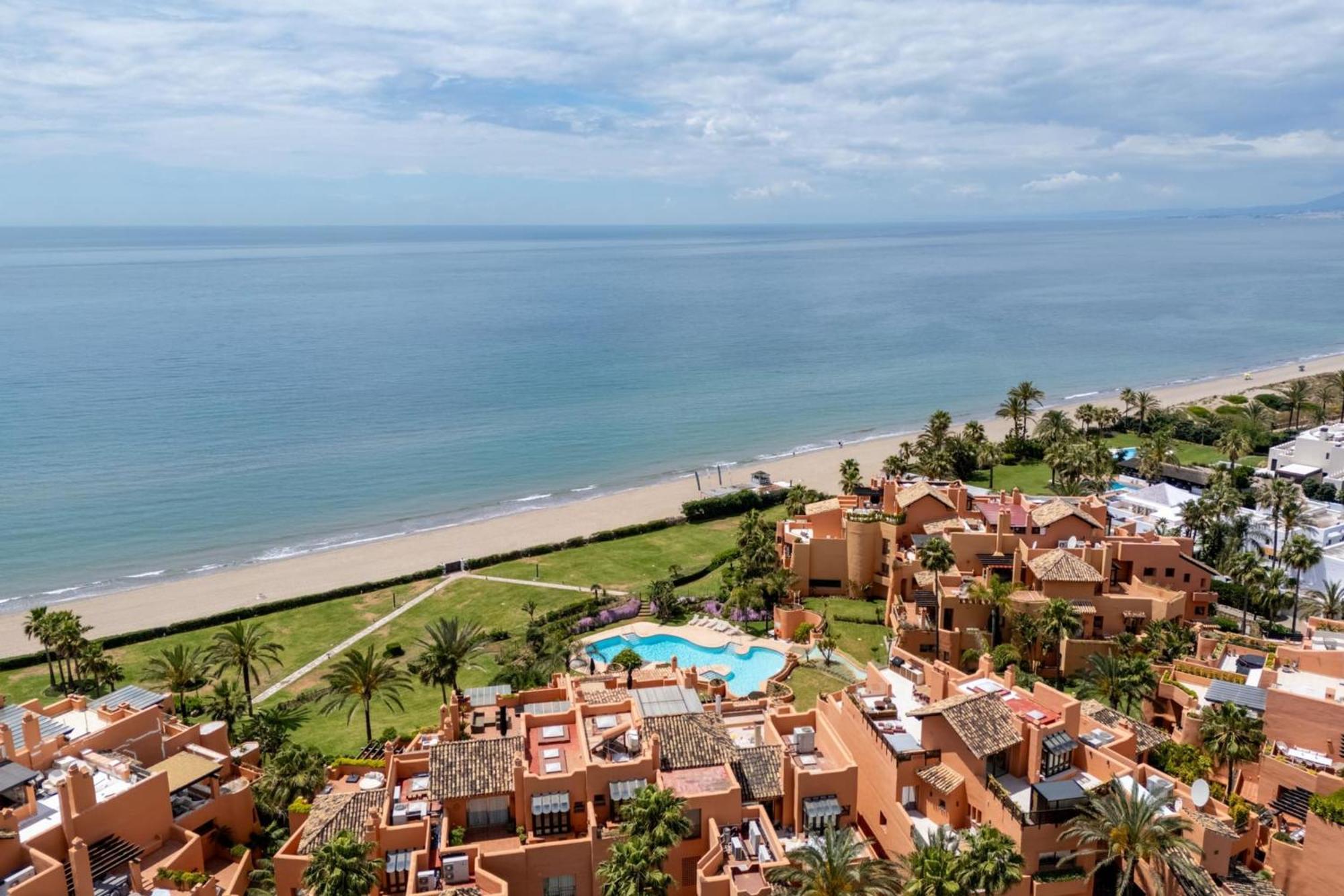 Apartment Exclusive 1 Line In With Panoramic Views *