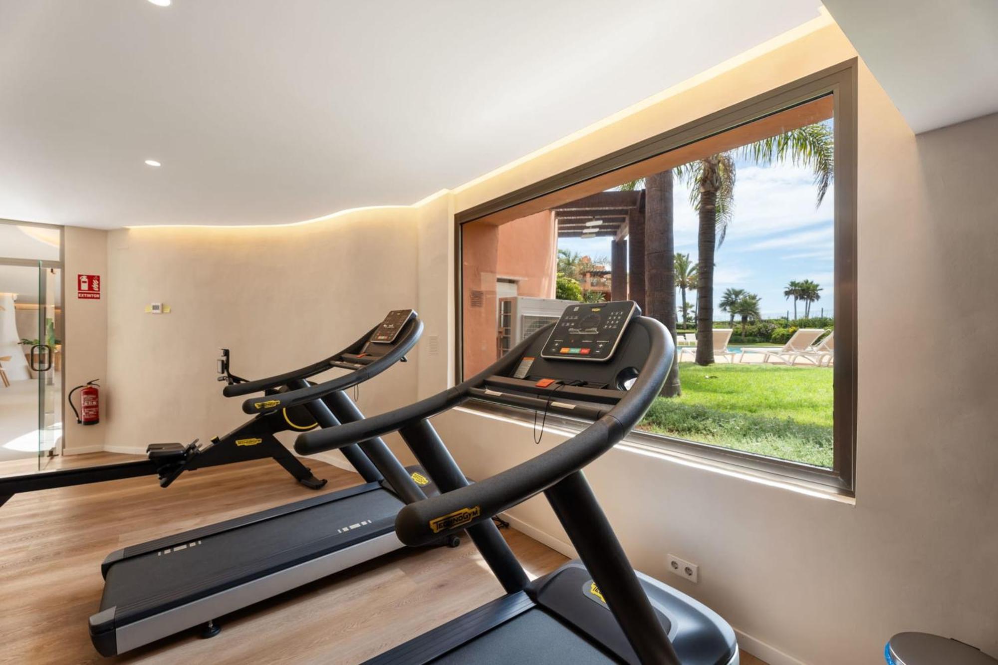 Exclusive 1 Line In With Panoramic Views Apartment *