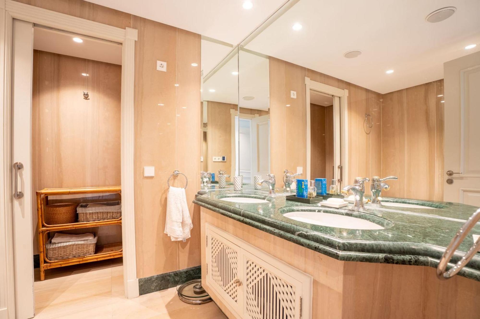 Exclusive 1 Line In With Panoramic Views