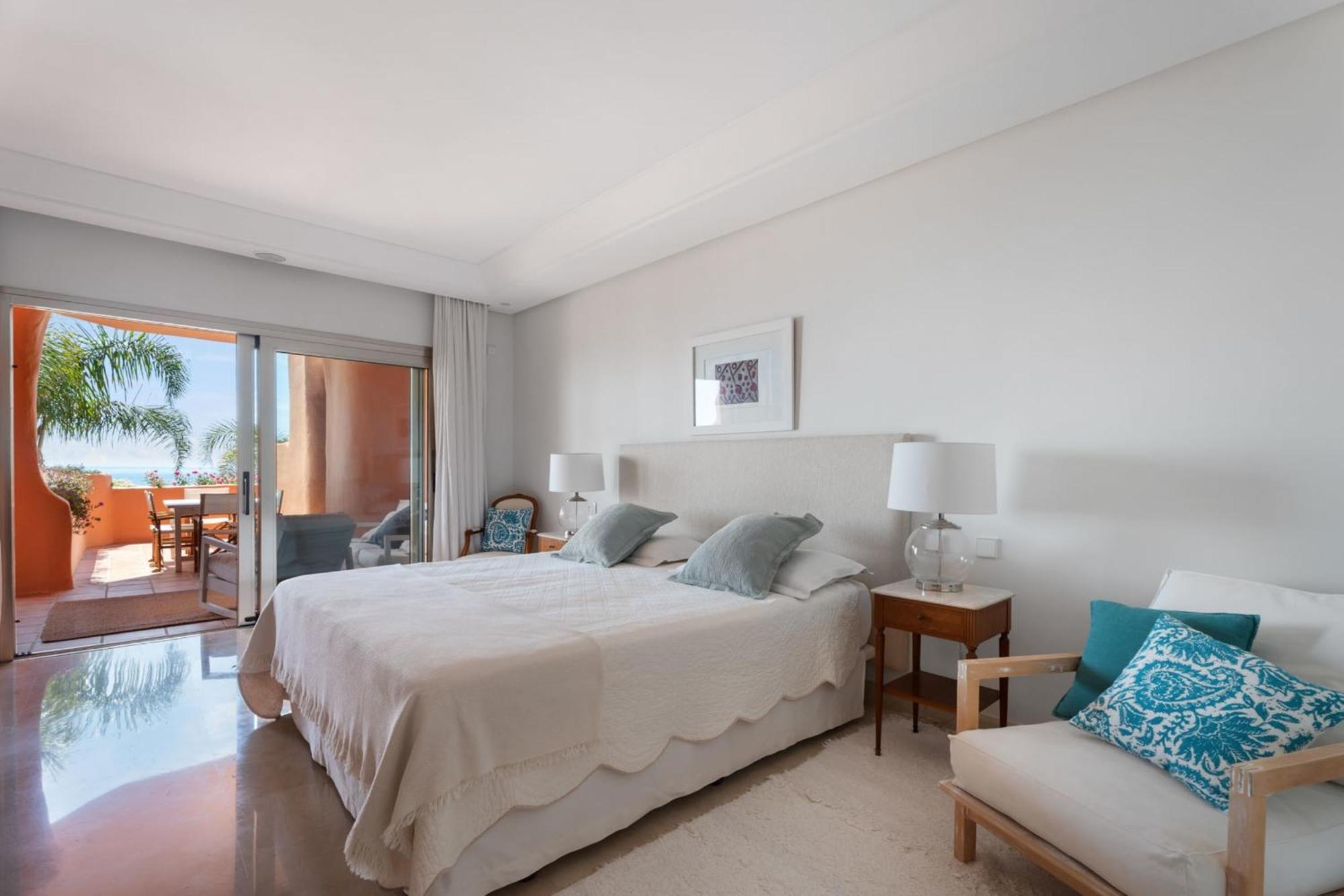 Apartment Exclusive 1 Line In With Panoramic Views *